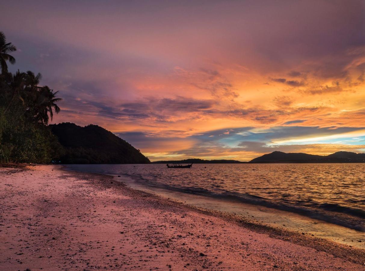 Baan Mai Beachfront Lone Island Phuket Eksteriør billede