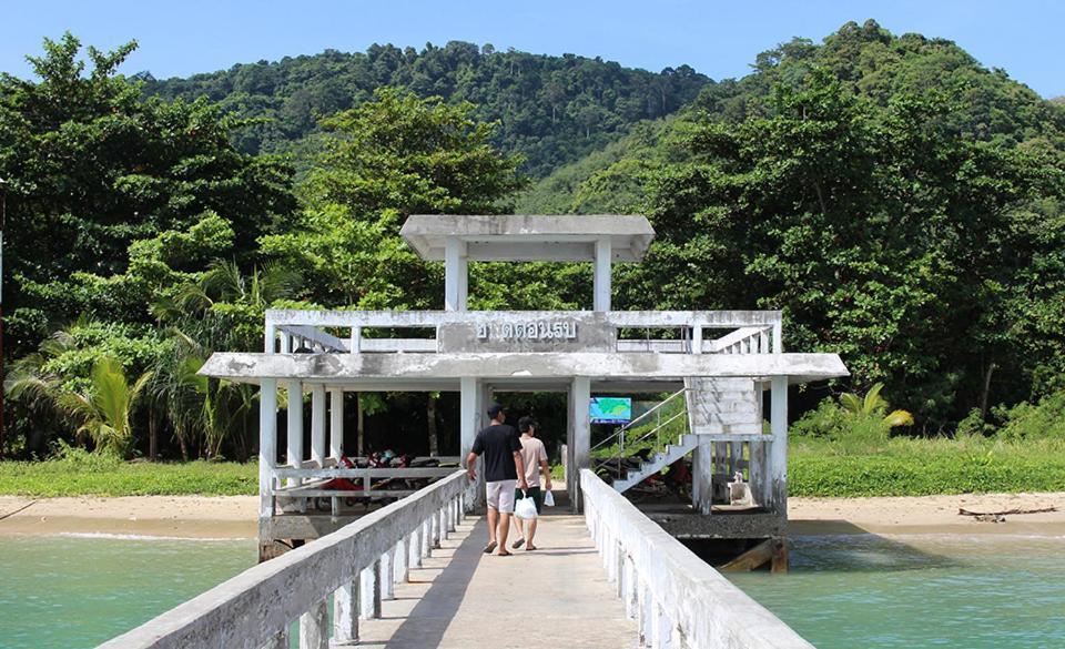 Baan Mai Beachfront Lone Island Phuket Eksteriør billede
